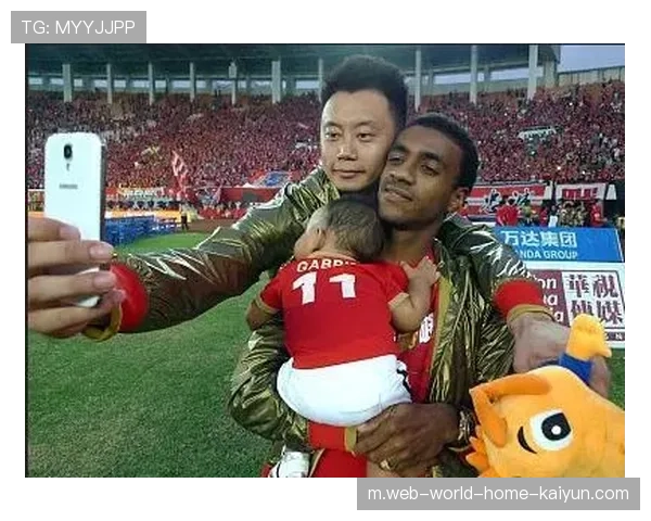 霍伊伦返乡战表现积极 虽被换下仍获主场球迷掌声